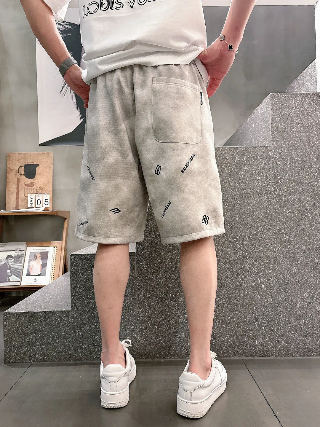 Balenciaga's three-standard complete 2026 summer New Arrival men's casual shorts, advanced custom-made Breathable fabric, Breathable fabric, extremely stretchy and comfortable, impeccable details, top-grade accessories, original logo design concept, delicate and soft feel! The upper body fit is awesome! Size: M-XXXL Please state your height and weight when ordering